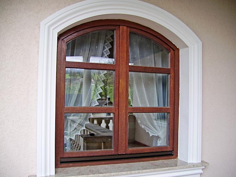 DILA Vorher – verwittertes Holzfenster mit abblätternder Lasur